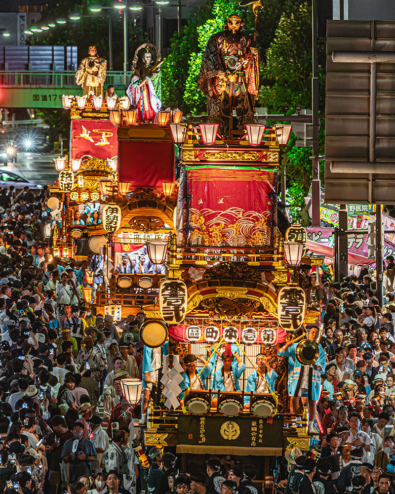 大幕、彫り物、人形、仕掛け。画面でじっくり見比べる“細部の美”
