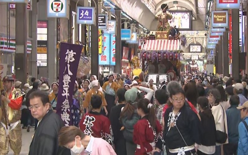 煌びやかな「神輿渡御」