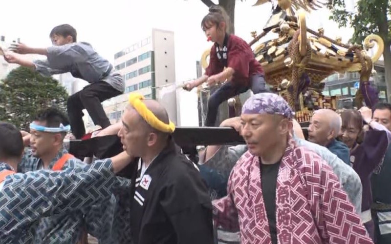 勢いのある町神輿