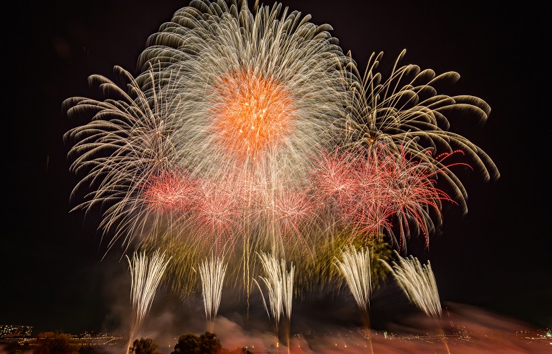 合計1万5,000発の花火が夜空を彩ります！
